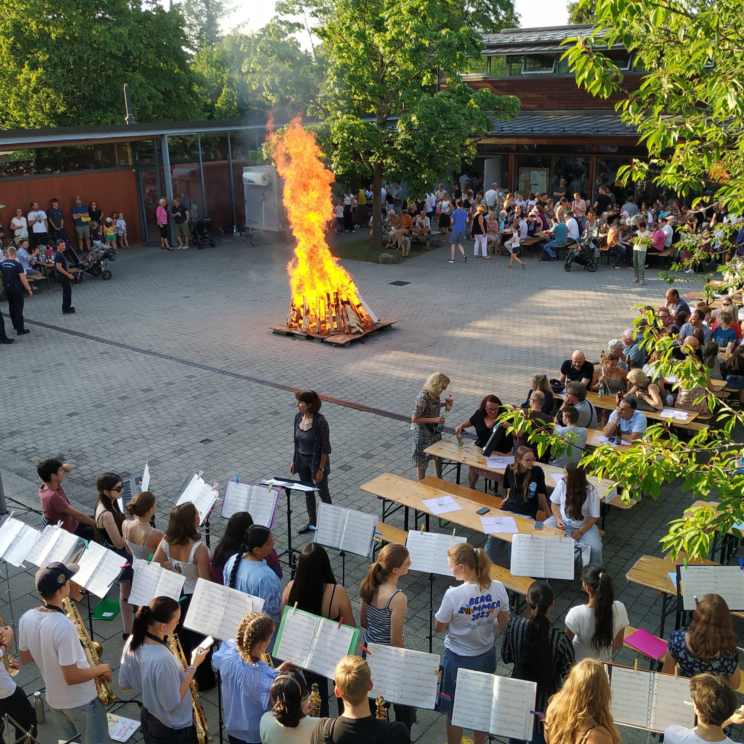 Feste_Gemeindeleben_Johannifeuer_2 Johannifeuer auf dem Parkplatz von Heilig Kreuz