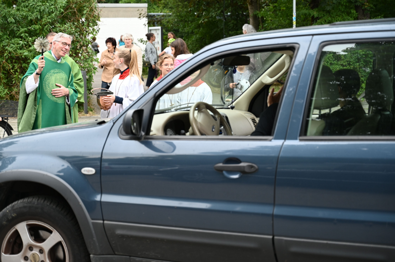 Kirchenjahr_Fahrzeugsegnung KB Fahrzeugsegnung vor St. Karl Borromäus